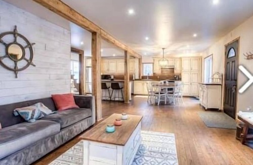 Bellefeuille Casa | Modern Farmhouse Cozy Chalet + Private Spa