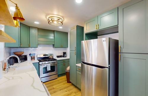 Crestline Cabina | Modern farmhouse cabin w/multiple decks, a fireplace & A/C-close to outdoor fun