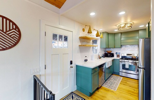Crestline Cabina | Modern farmhouse cabin w/multiple decks, a fireplace & A/C-close to outdoor fun