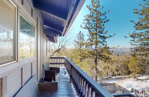 Crestline Cabina | Modern farmhouse cabin w/multiple decks, a fireplace & A/C-close to outdoor fun