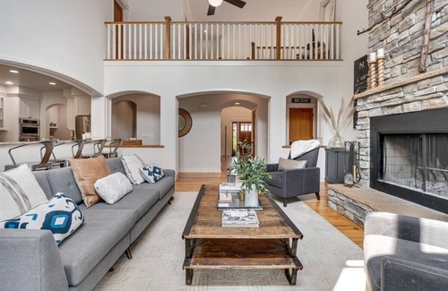 Calistoga Casa | Modern farmhouse on the edge of town with pool.