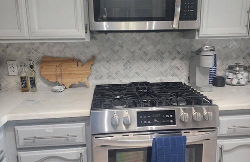 Tulare Casa | Modern Farmhouse style 3-bedroom house with EV charger/WiFi in welcoming Tulare