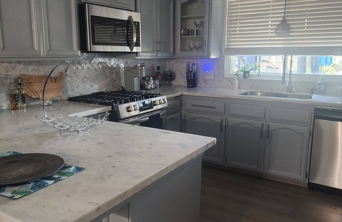 Tulare Casa | Modern Farmhouse style 3-bedroom house with EV charger/WiFi in welcoming Tulare