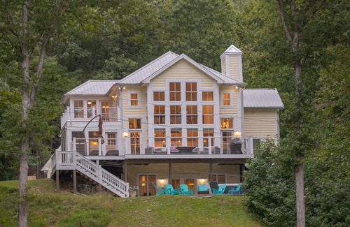 Waverly Chalet De Esquí | Modern Farmhouse Style Chalet with amazing Kentucky Lake views - Dock, Hottub and Firepit!