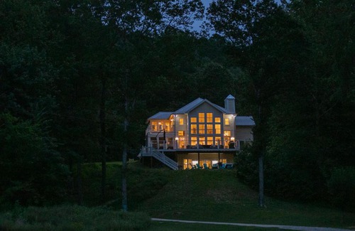 Waverly Chalet De Esquí | Modern Farmhouse Style Chalet with amazing Kentucky Lake views - Dock, Hottub and Firepit!