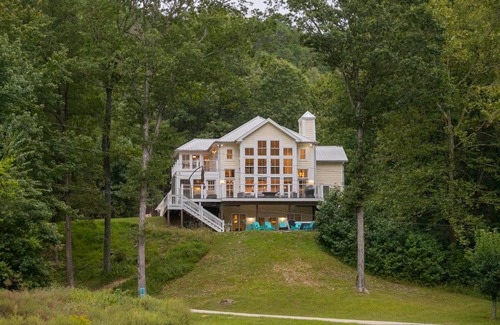Waverly Chalet De Esquí | Modern Farmhouse Style Chalet with amazing Kentucky Lake views - Dock, Hottub and Firepit!