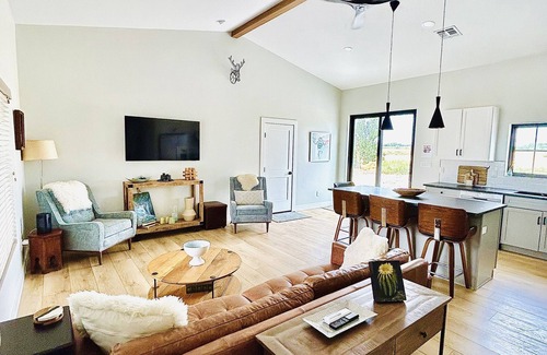 Grand Junction Casa | Modern Farmhouse w/Privacy, Views and Hot Tub!