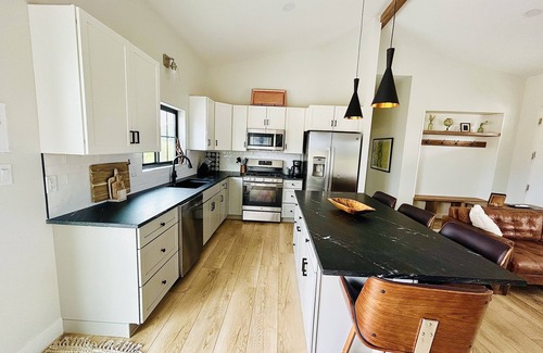 Grand Junction Casa | Modern Farmhouse w/Privacy, Views and Hot Tub!