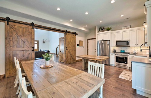 Woodland Estates Casa | Modern Farmhouse w/ Patio, Grill & Mtn Views!