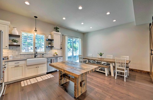 Woodland Estates Casa | Modern Farmhouse w/ Patio, Grill & Mtn Views!
