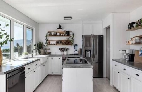Central Okanagan Casa | Modern Farmhouse with Magical Lake View