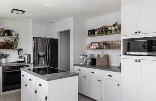Central Okanagan Casa | Modern Farmhouse with Magical Lake View