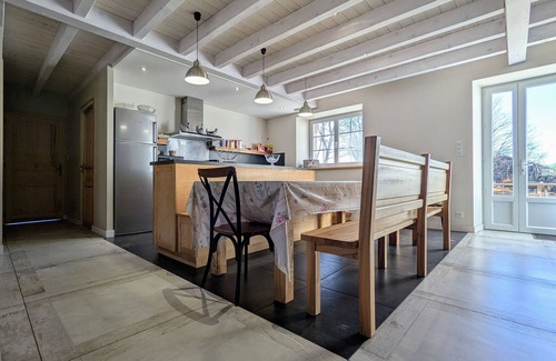 Arlempdes Cabaña | Escápate a la naturaleza: Casa moderna y espaciosa con spa en pueblo pintoresco