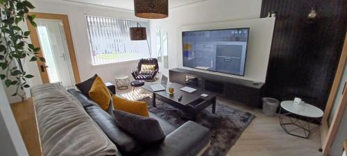 Kilwinning Apartamento | Modern flat in quiet residential cul-de-sac