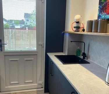 Kilwinning Apartamento | Modern flat in quiet residential cul-de-sac