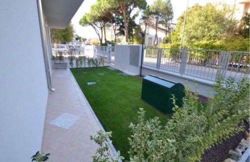 Rosapineta Apartamento | Modern flat with private garden in Rosolina Mare
