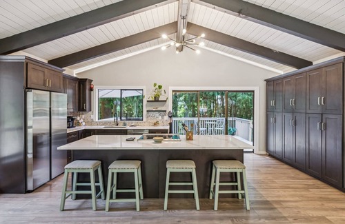 Lake Stevens Casa | Modern Forest Escape Near Hikes & Lake 6 Bedroom Home