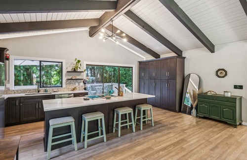Lake Stevens Casa | Modern Forest Escape Near Hikes & Lake 6 Bedroom Home