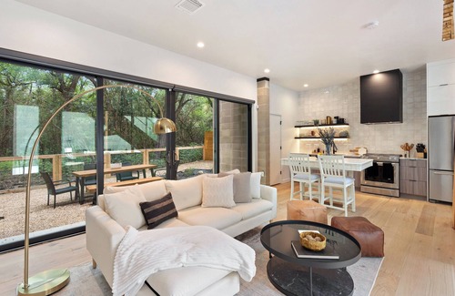 MLK Casa | Modern Forest Retreat - 2.5 miles from downtown Austin