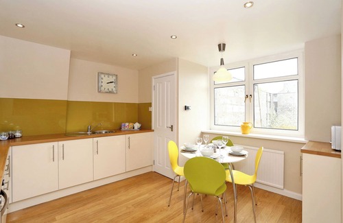 Central Aberdeen Apartamento | Modern fully fitted two bedroom apartment. Pet friendly. Free parking. Sleeps 5.