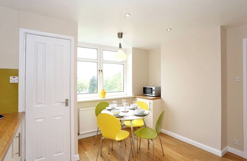Central Aberdeen Apartamento | Modern fully fitted two bedroom apartment. Pet friendly. Free parking. Sleeps 5.