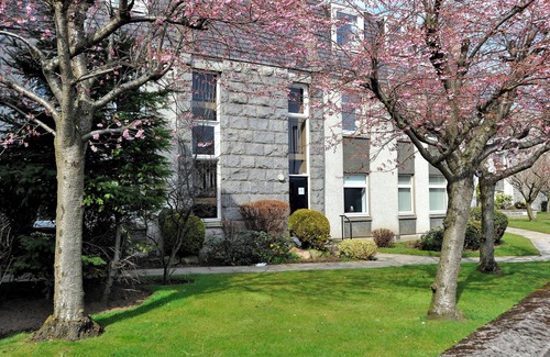 Central Aberdeen Apartamento | Modern fully fitted two bedroom apartment. Pet friendly. Free parking. Sleeps 5.