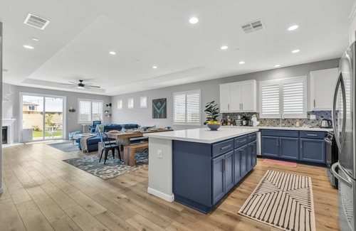 Sacramento Casa | Modern-Fully Loaded-EV Charger-Big Yard-10 Min DT