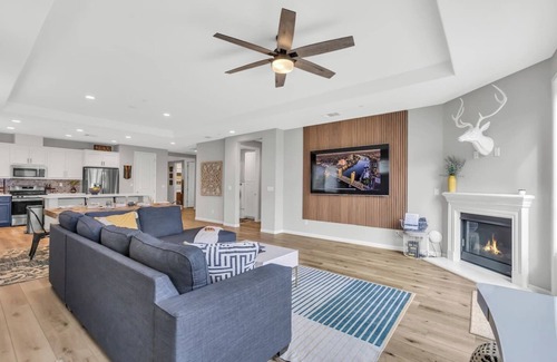 Sacramento Casa | Modern-Fully Loaded-EV Charger-Big Yard-10 Min DT