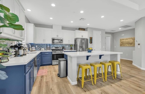 Sacramento Casa | Modern-Fully Loaded-EV Charger-Big Yard-10 Min DT