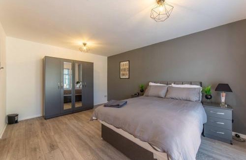 Cwmbran Apartamento | Modern Fully Renovated 4 Bedroom