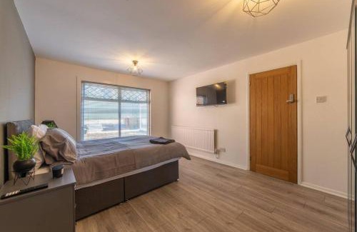 Cwmbran Apartamento | Modern Fully Renovated 4 Bedroom