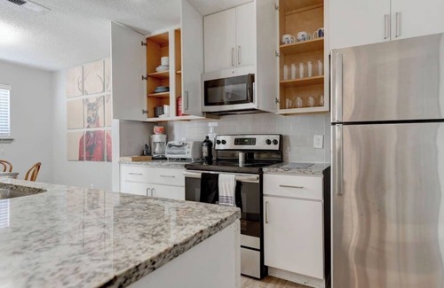 South Lamar Apartamento | Modern Fully Stocked 2BR - SoLa Austin 5 min to DT
