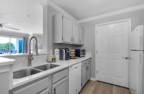 Indian Bayou Condominio | Modern, Fully Updated Destin Condo Near the Beach. A Dog Friendly Peaceful Oasis