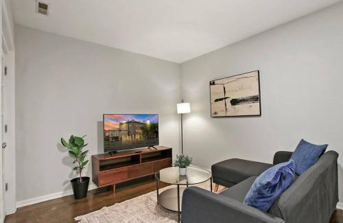 Chicago Apartamento | Modern & Furnished 2BR Apt with In-unit Laundry - Sunnyside 2E