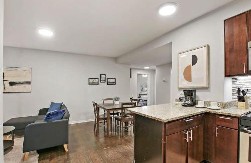 Chicago Apartamento | Modern & Furnished 2BR Apt with In-unit Laundry - Sunnyside 2E