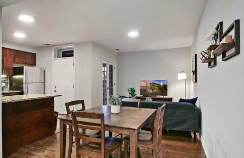 Chicago Apartamento | Modern & Furnished 2BR Apt with In-unit Laundry - Sunnyside 2E