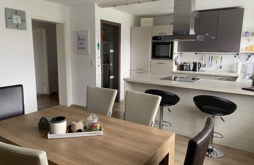 Goldkronach Apartamento | Moderno apartamento de 80 m² con 3 habitaciones y balcón orientado al sur / oeste.