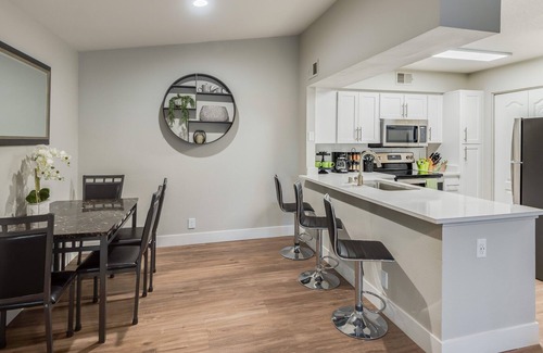 Roseville Apartamento | Modern, Furnished Apartment Close To Shops/Dining