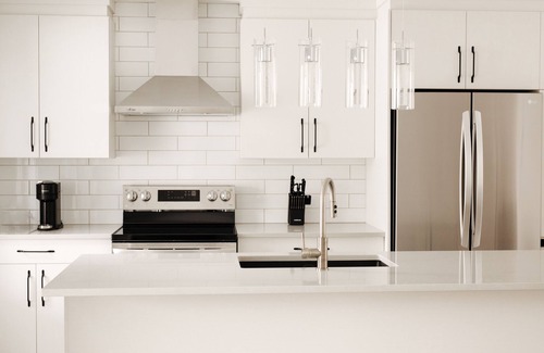 Saint-Hubert Casa | Modern Furnished House Near Dix30 & Downtown Montreal – Monthly Stays Welcome
