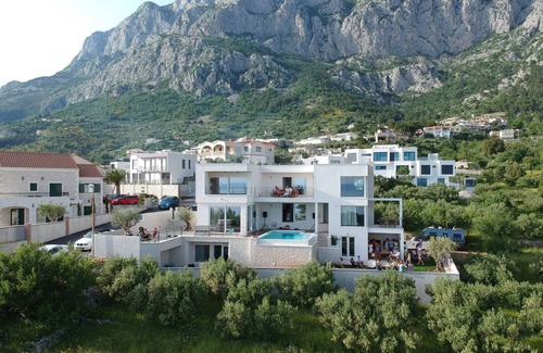 Veliko Brdo Villa | NUEVA APERTURA! Villa moderna con piscina infinita