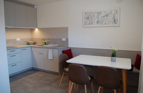 Sluderno Apartamento | Mobiliario moderno - Balcón Parterre - cerca del centro - conexión - autobús-tren
