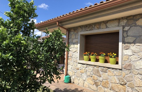 Tomino Casa | Casa moderna en estilo gallego con hermosas vistas de viñedos y Portugal.