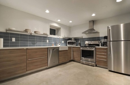 Fremont Apartamento | Unidad moderno, renovado En la vendimia Fremont Triplex- que acepta mascotas