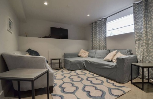 Fremont Apartamento | Unidad moderno, renovado En la vendimia Fremont Triplex- que acepta mascotas