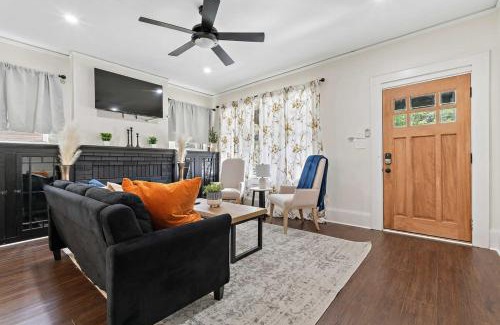 Leinkauf Casa | Modern Gem 2 Homes Rental Sleeps 10