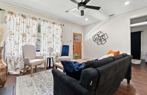 Leinkauf Casa | Modern Gem 2 Homes Rental Sleeps 10