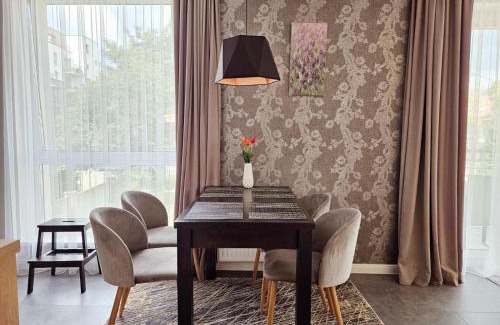 Old Town Apartamento | Modern gem with an office corner at Jonas Hill waterfront