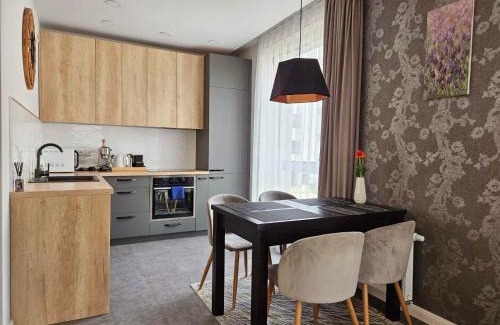 Old Town Apartamento | Modern gem with an office corner at Jonas Hill waterfront