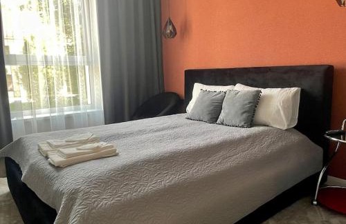Old Town Apartamento | Modern gem with an office corner at Jonas Hill waterfront