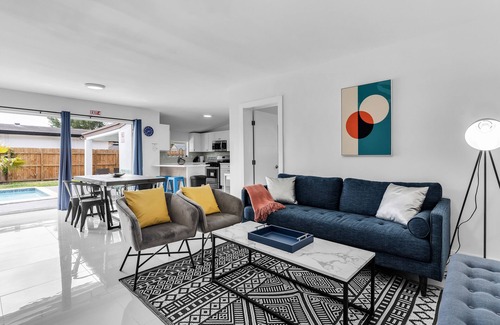 Driftwood Casa | Modern Getaway 4BRs House with Pool and Game Room